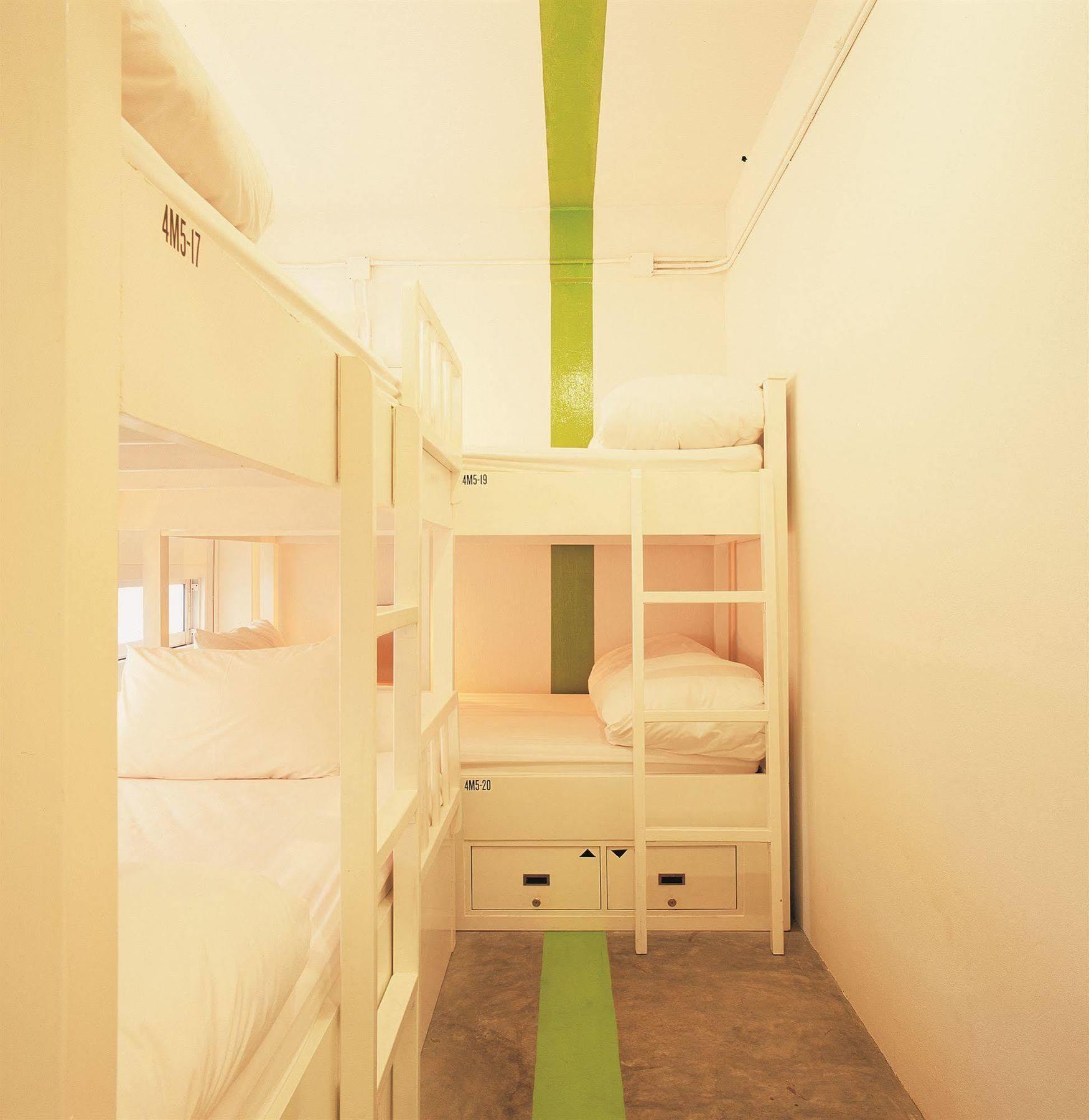 Hq Hostel Silom Bangkok Exterior foto